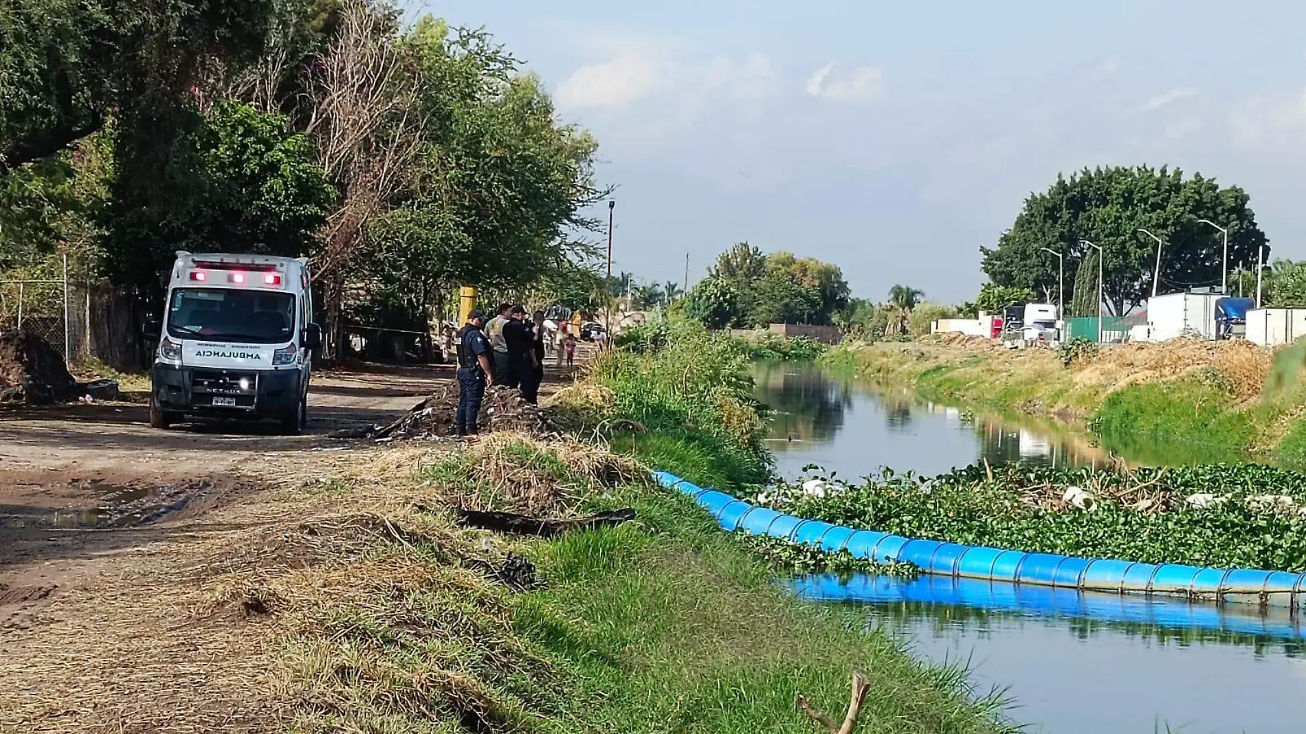 Encuentran un cuerpo en canal de aguas negras en Tlaquepaque